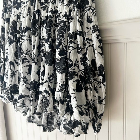 Chelsea & Theodore Large Loose Ruffle Peplum Black and White Floral Blouse - Picture 5 of 10